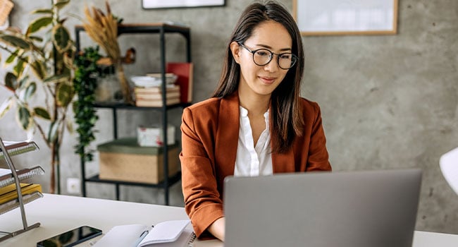 Kvinna vid skrivbord