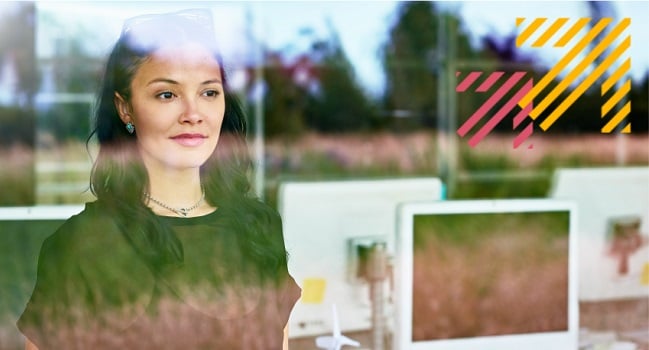 Kvinna som sitter vid datorn