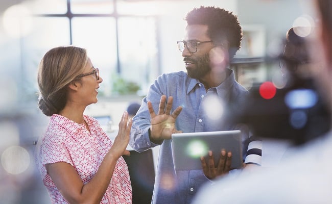 Man-kvinna-kreativt-samtal