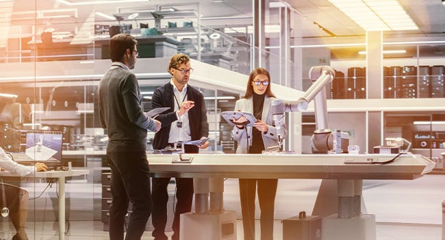 Kvinna och män på arbetsplats