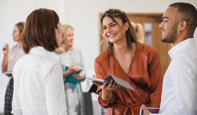 Skrattande kollegor i grupp