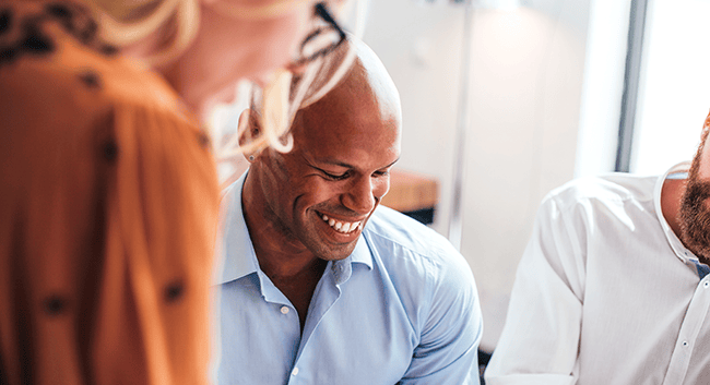 Kvinna och män på arbetsplats