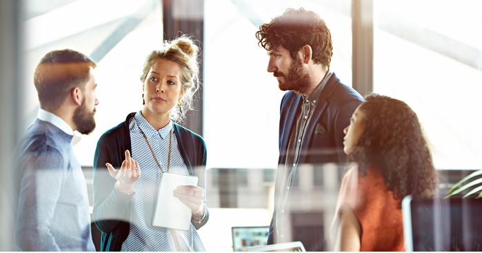 Anställda diskuterar i grupp