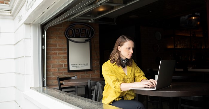 kvinna arbetar ensam vid laptop