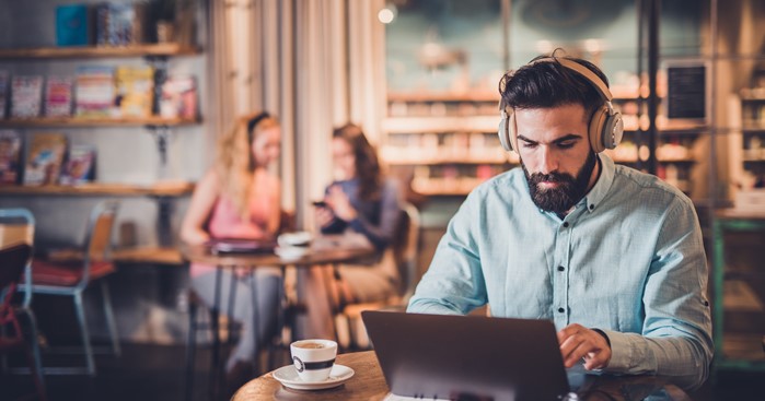 TM_man_hörlurar_cafe