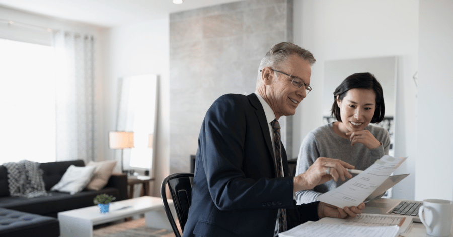 Två personer tittar på papper tillsammans