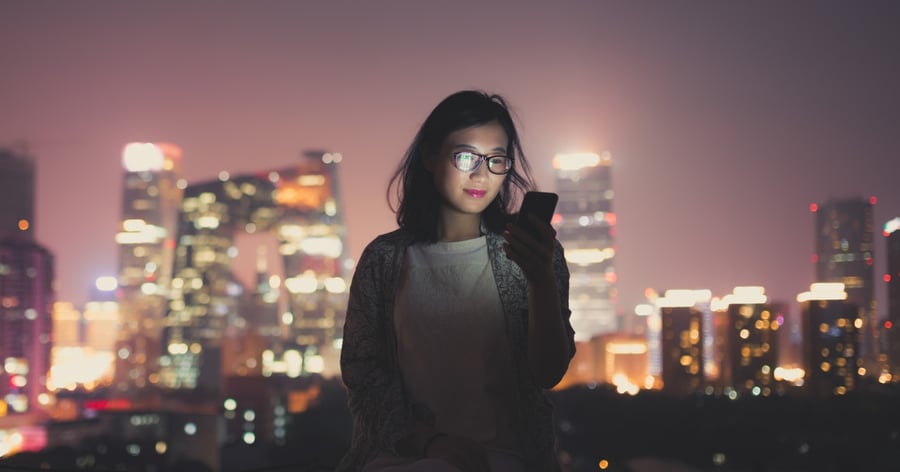 Kvinna tittar på telefon