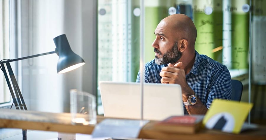 Man vid kontorsplats