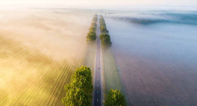 Dis över bilväg och åkrar