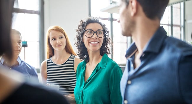 Kvinna och män på arbetsplats