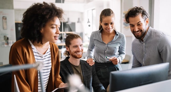 Kvinnor och män vid dator