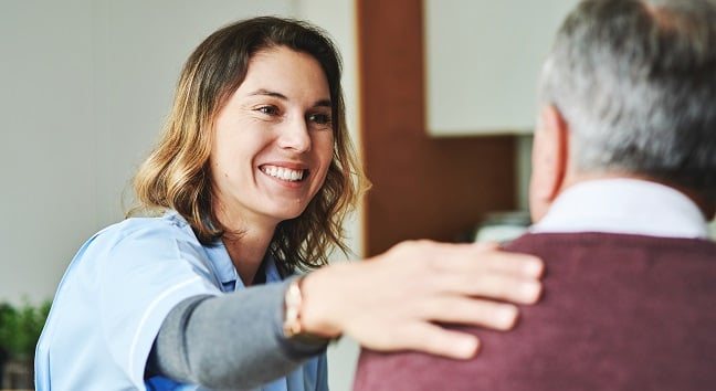 Kvinna visar medkänsla