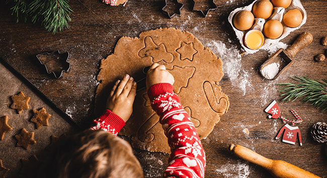Barn bakar pepparkakor