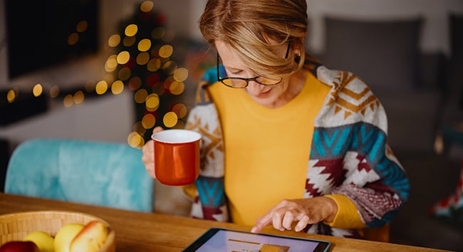Kvinna med kaffekopp och ipad