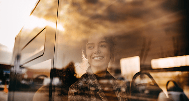 Kvinna åker i ett fordon