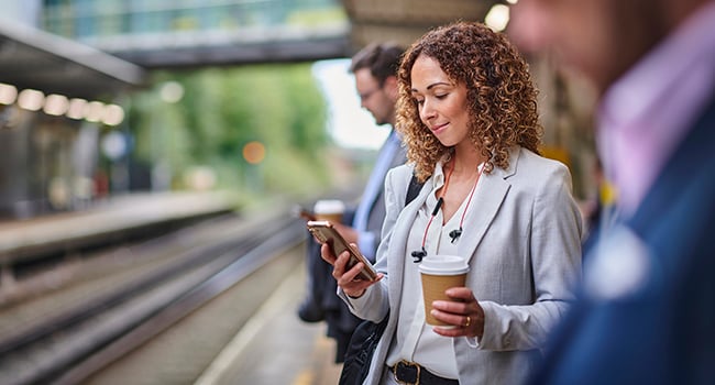 Kvinna står på tågperrong 