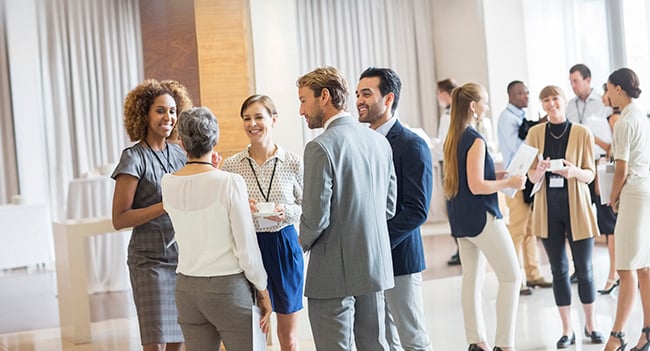 Medarbetare står upp och samtalar