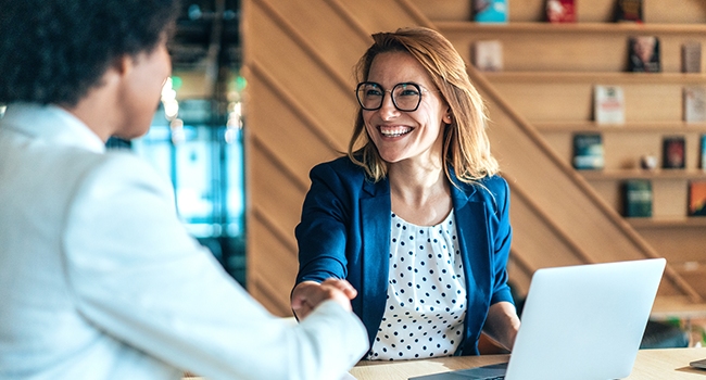 Kvinna och man tar i hand
