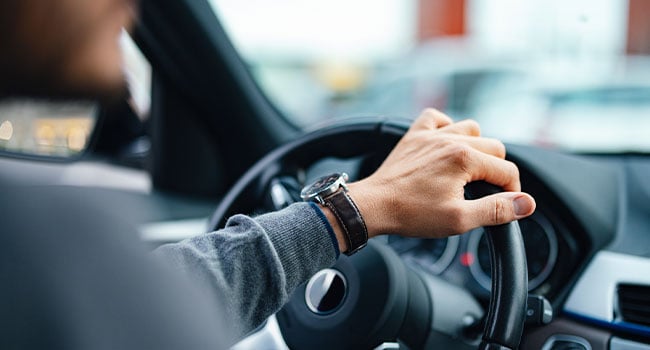 Bilförare och ratt