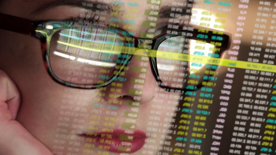 Kvinna granskar siffror