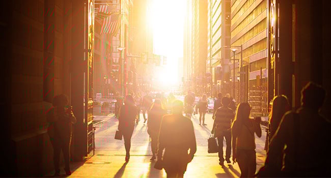 Folkvimmel på gata i USA