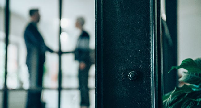 Personer skakar hand