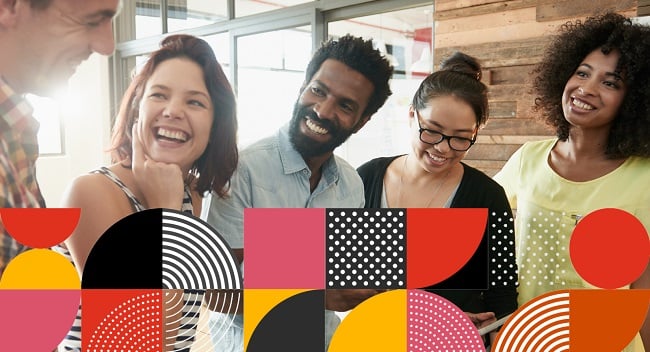 Glada kvinnor och män