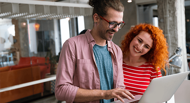 Man och kvinna med laptop