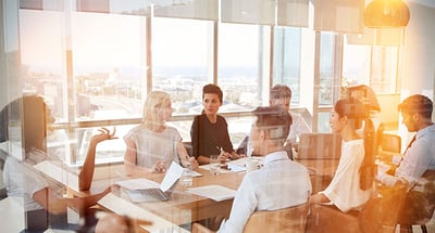 Kontorsmöte i skyskrapa