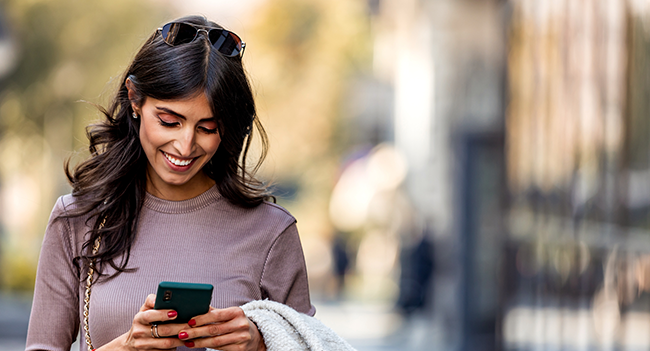 Kvinna med mobiltelefon