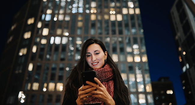 Kvinna med mobiltelefon