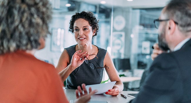 Kvinna i möte med kollegor