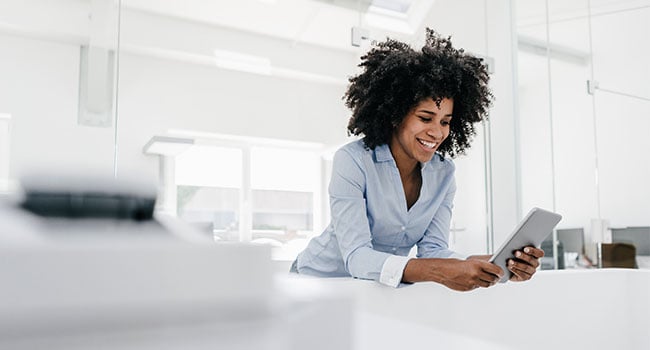 Kvinna med surfplatta