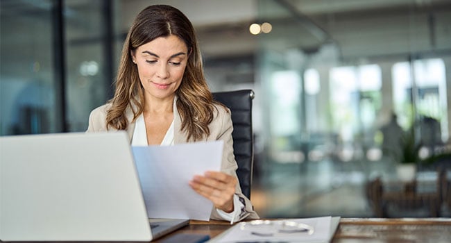 Kvinna läser dokument