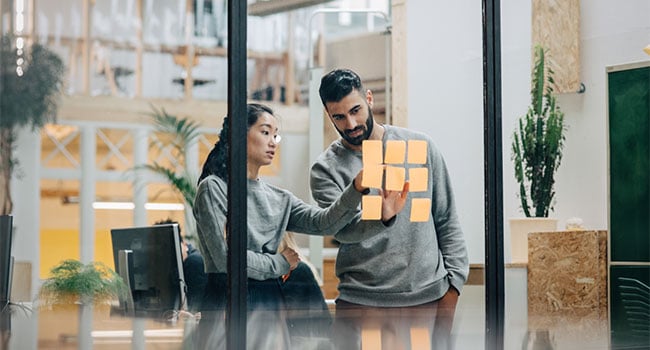 kvinna och man med postit-lappar