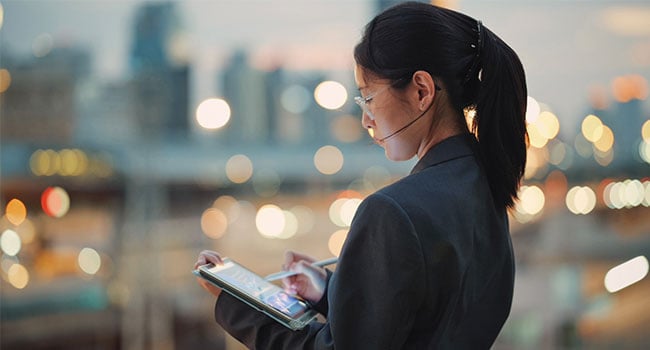 Kvinna med laptop och skyskrapor