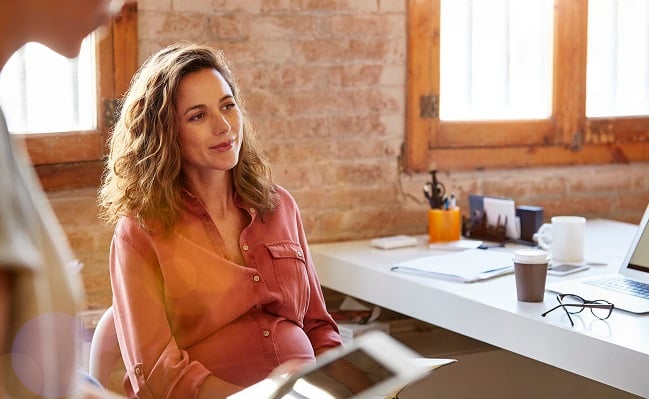 Kvinna vid skrivbord