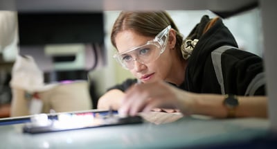 Kvinna med skyddsglasögon