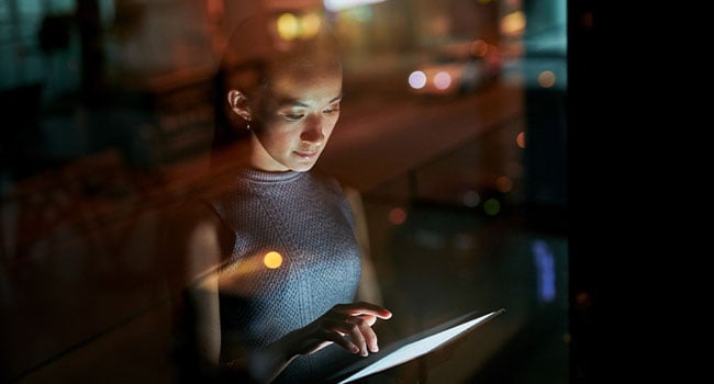 Kvinna surfplatta cybersäkerhet