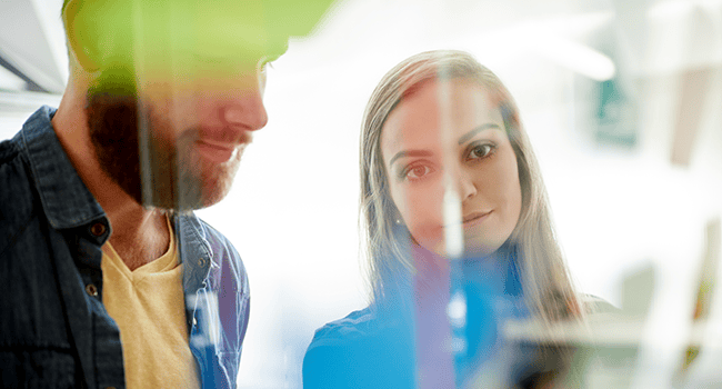 Man och kvinna i arbetsmöte