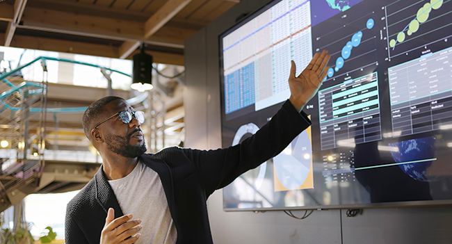 Man pekar på skärm