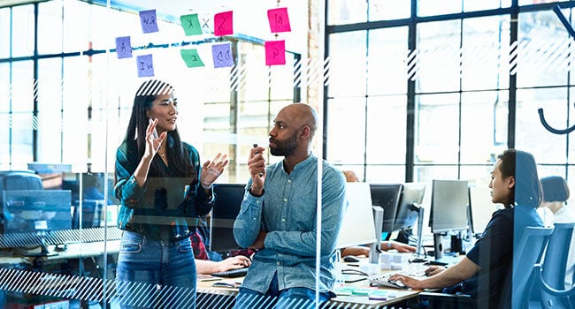 Kvinna och man på kontor