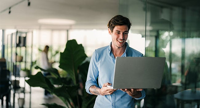 Man med laptop