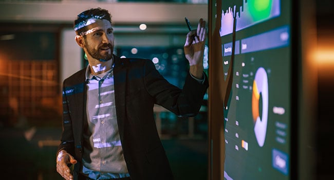 Man pekar på skärm med diagram