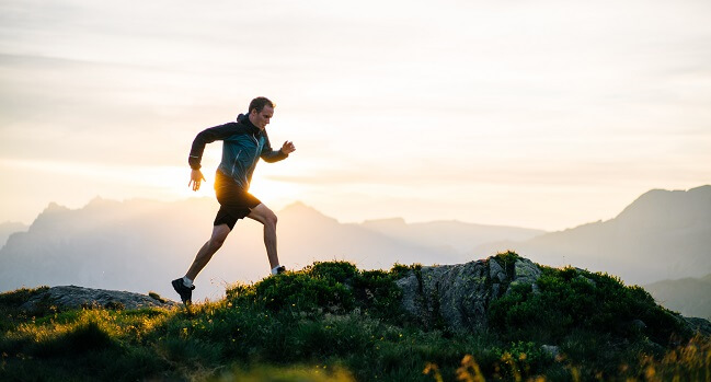 Man springer på fjäll