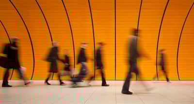 Människor går i tunnel