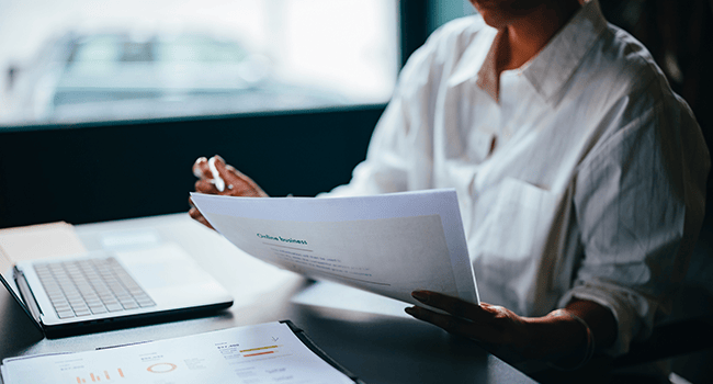 Kvinna håller i dokument