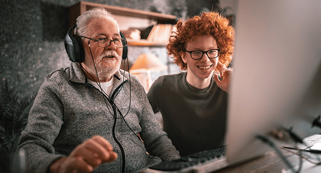 Äldre man och yngre man vid dator