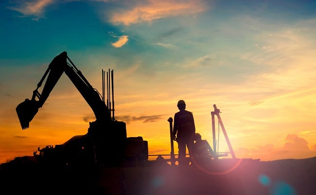 Byggarbetare vid solnedgång