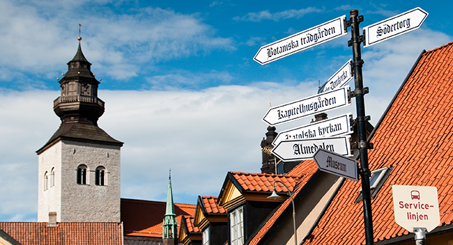 Skyltar på gator i Visby